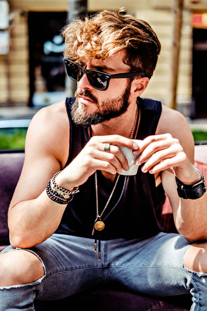 Vakava hipster mies juo espresso
 - Valokuva, kuva