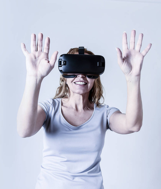 attraktive, glückliche und aufgeregte Frau mit 3D-Brille, die 360 Virtual-Reality-Visionen betrachtet - Foto, Bild