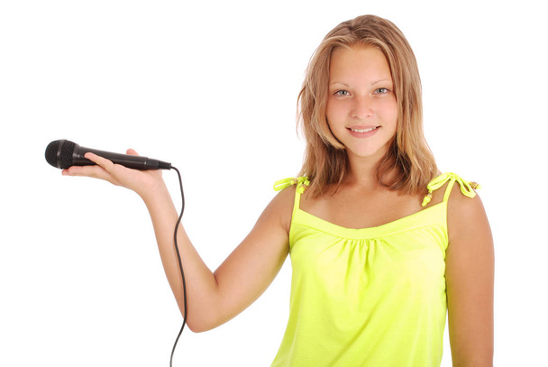 Prachtige tienermeisje met microfoon - Foto, afbeelding