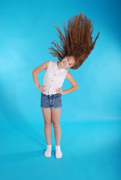Young girl throws up her hair - 写真・画像