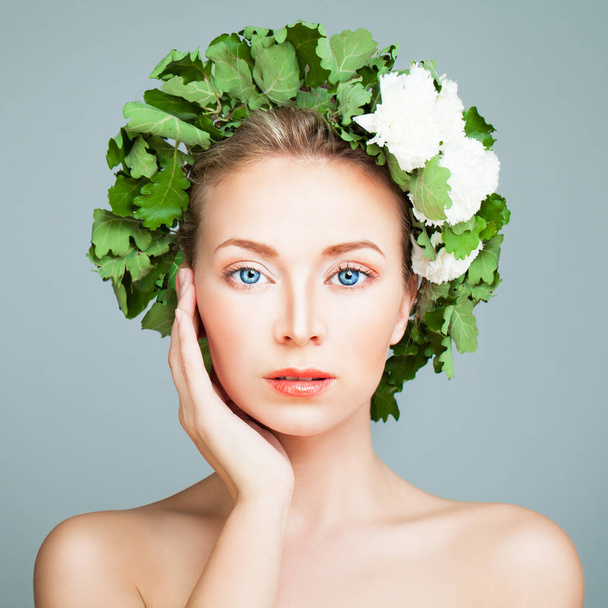 Carino modello Spa donna con pelle chiara e corona di foglie di quercia su
 - Foto, immagini