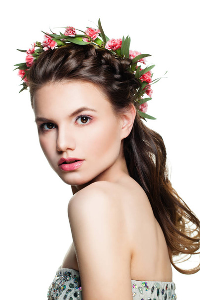 Jonge vrouw Fashion Model met Prom Hairstyle, make-up en bloem - Foto, afbeelding