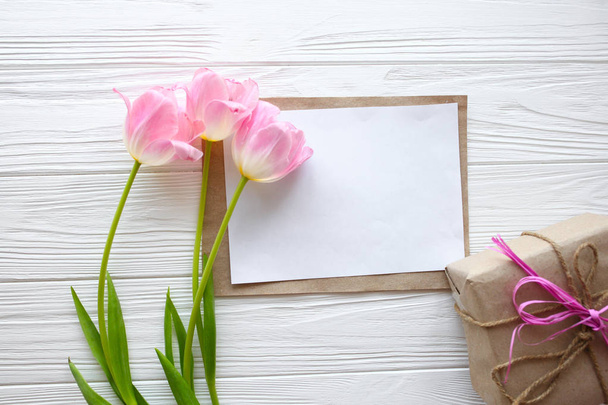 Fából készült fehér háttér, a betű és a tulipánok. Március 8-án, édesanyja D - Fotó, kép