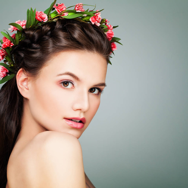 Spa Beauty. Perfect Woman with Healthy Skin and Flowers. Aesthet - Fotografie, Obrázek