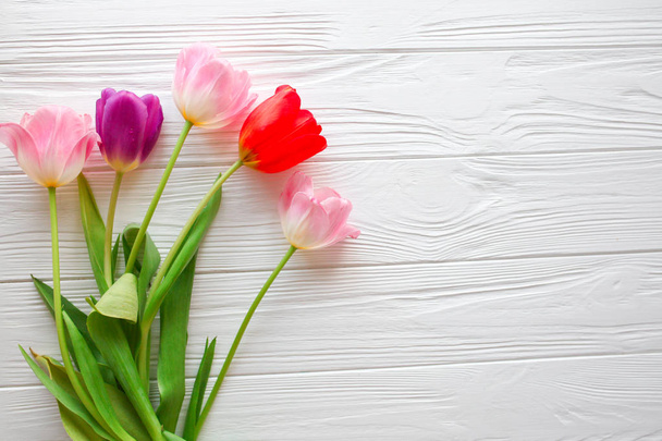 Fondo blanco madera y tulipanes rosados. 8 de marzo, Día de la Madre
. - Foto, Imagen