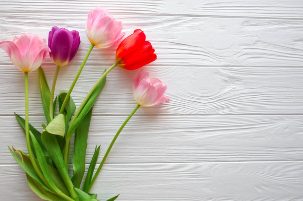 Fondo blanco madera y tulipanes rosados. 8 de marzo, Día de la Madre
. - Foto, imagen