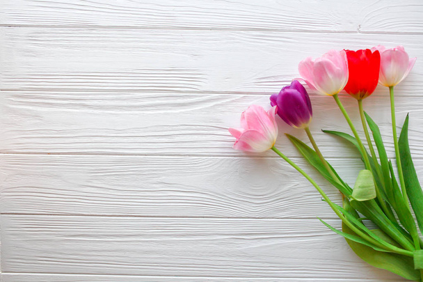 Ξύλινο λευκό φόντο και ροζ τουλίπες. 8 Μαρτίου, ημέρα της μητέρας. - Φωτογραφία, εικόνα