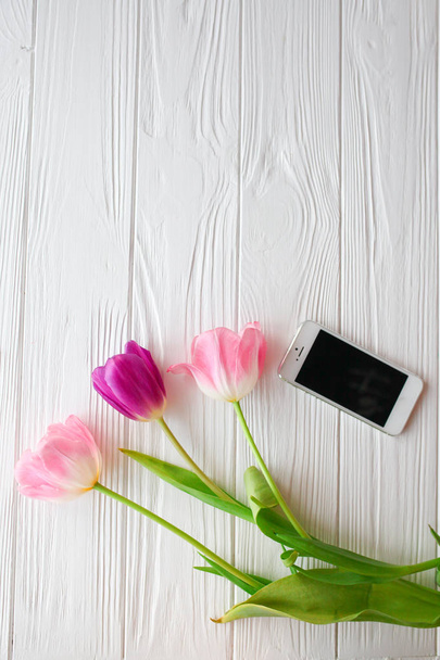 Fond blanc en bois, parfum, bijoux, cadeaux et tulipes. Contre
 - Photo, image