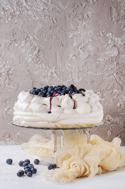 Meringue cake Pavlova with blueberries - Φωτογραφία, εικόνα