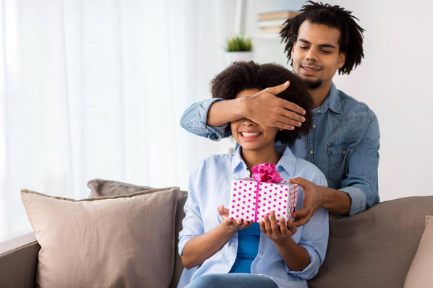 happy couple with gift box at home - Foto, Imagem