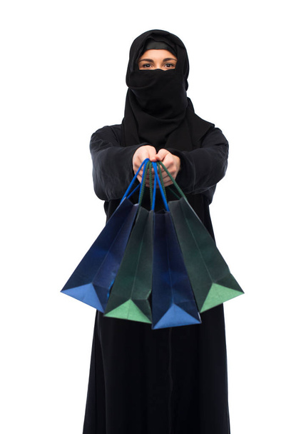 donna musulmana in hijab con borse della spesa
 - Foto, immagini