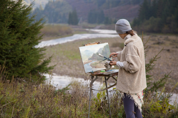 młody artysta malarstwo krajobraz - Zdjęcie, obraz