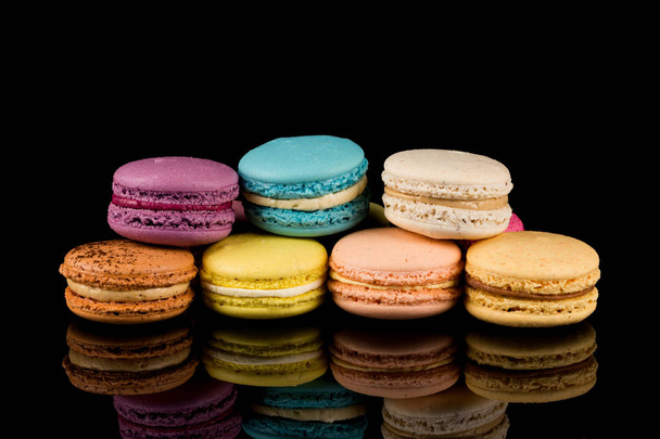 Colorful macaroon over black background - Foto, afbeelding