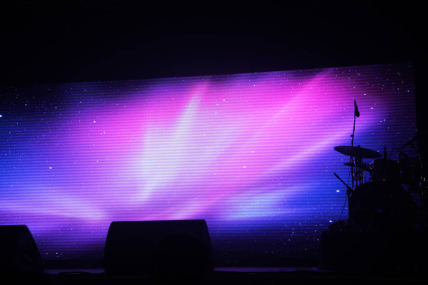 舞台上のドラムセット - 写真・画像
