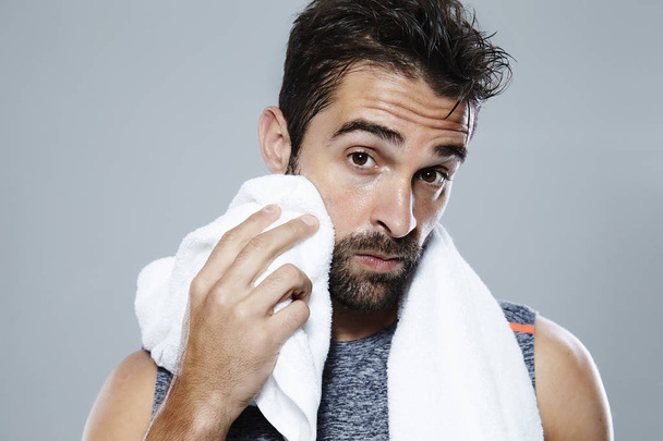 Sweating guy using towel - Foto, afbeelding