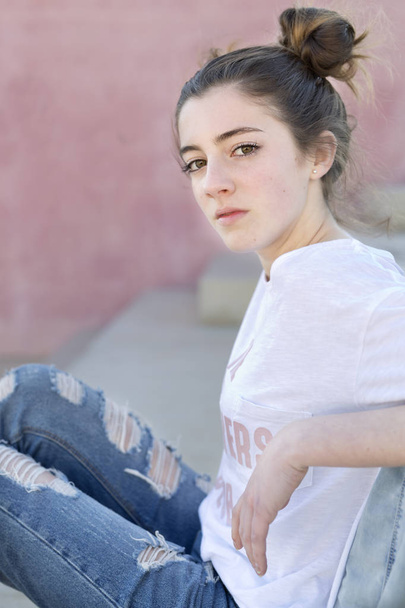 Ülő tizenéves lány portréja  - Fotó, kép