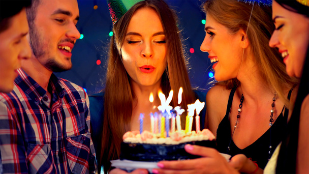 Happy Friends Geburtstagsparty mit Kerzenfeier Kuchen. - Foto, Bild