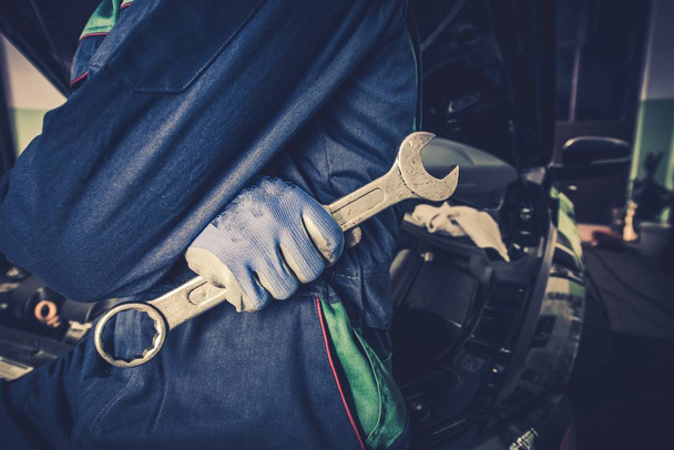 Araba tamircisi anahtar ile - Fotoğraf, Görsel