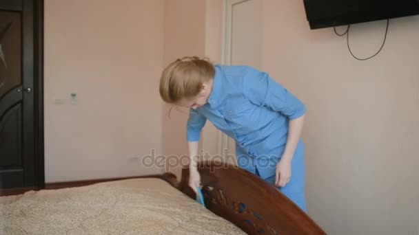 Υπηρέτρια κάνει καθαρισμό στην κρεβατοκάμαρα - Πλάνα, βίντεο