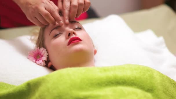 Ženám léčeným hlavy masáž - Záběry, video