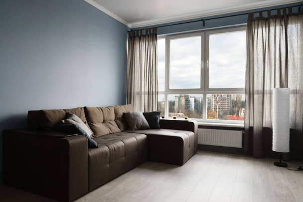 Családi szoba tiszta barna kanapé - Fotó, kép