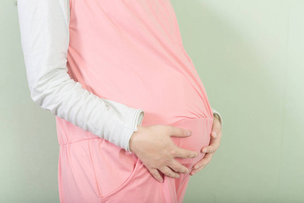 Молодая беременная женщина
  - Фото, изображение