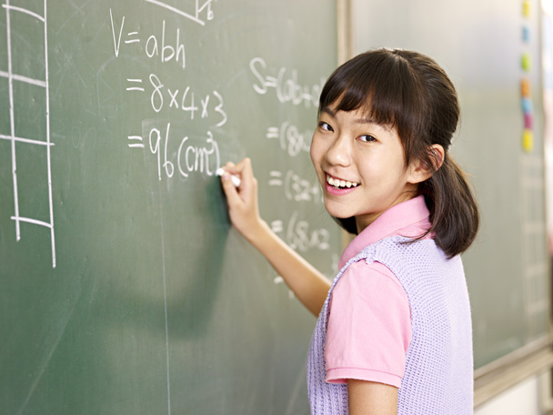 confident asian elementary school girl - Zdjęcie, obraz
