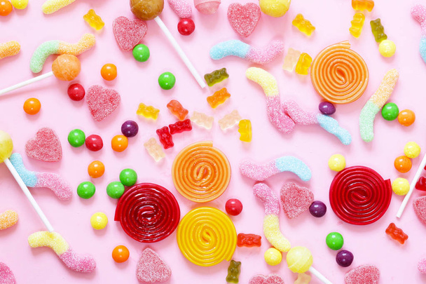 Барвисті цукерки та фруктові желе джужужуб на рожевому фоні
 - Фото, зображення