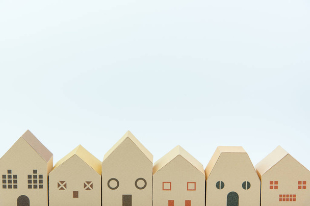 Papírové hračky dům izolovaných na bílém pozadí s kopie prostoru. Rea - Fotografie, Obrázek