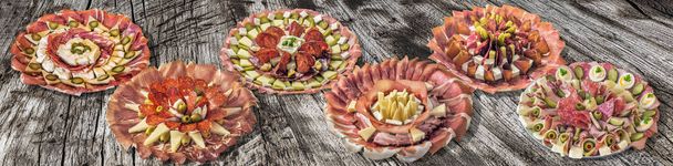 Colección de seis aperitivos serbios Savory Dish Meze Versions Se muestra en la antigua mesa de picnic de madera agrietada
 - Foto, Imagen
