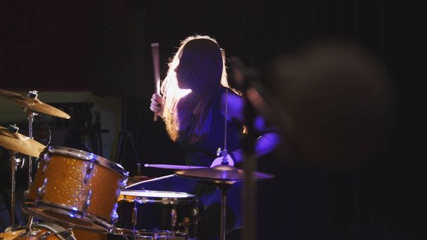 Tyttö rock-muusikko - naaras rumpali suorittaa
 - Valokuva, kuva
