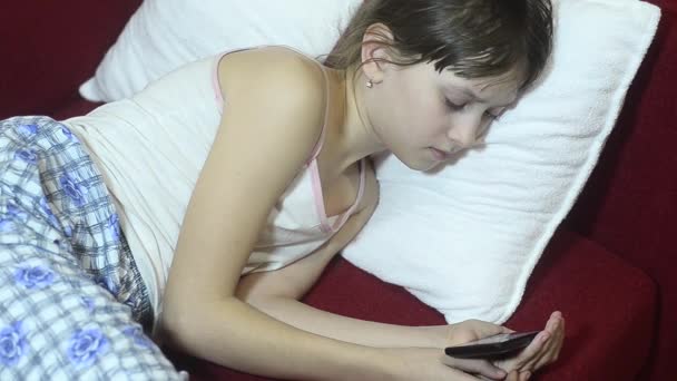 Teen dziewczyna oglądania filmów na telefon. - Materiał filmowy, wideo
