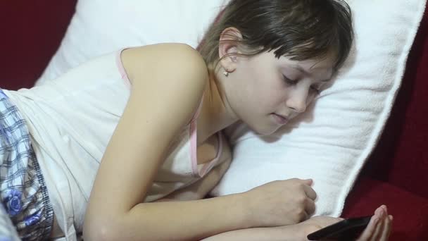Έφηβο κορίτσι αποκοιμιέται με το τηλέφωνο. - Πλάνα, βίντεο