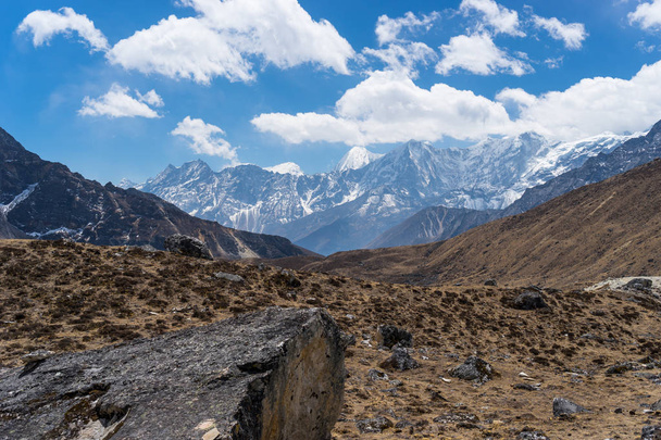 Himalaya mountain range landscape after cross Renjo la pass, Eve - Фото, изображение