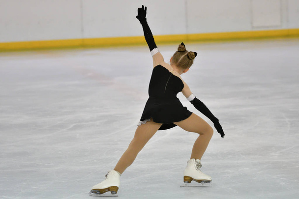 Orenburg, Rusia - 20 de febrero de 2017 año: Las niñas compiten en patinaje artístico
 - Foto, Imagen