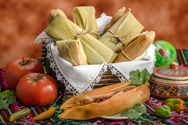 Tamales mexicanos hechos de maíz y pollo
 - Foto, Imagen