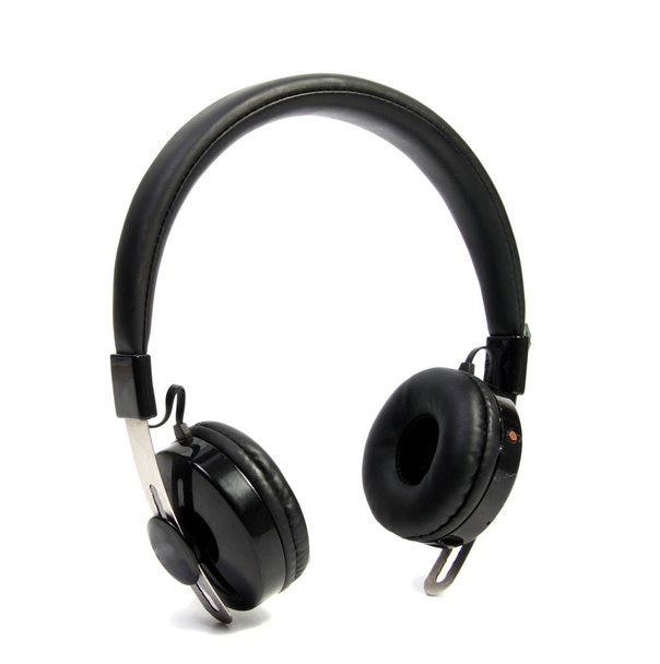 Vezeték nélküli bluetooth fejhallgató vagy fülhallgató elszigetelt fehér alapon. - Fotó, kép
