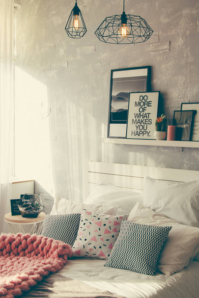 Wnętrze przytulnej sypialni w nowoczesny design - Zdjęcie, obraz