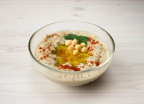 A bowl of creamy hummus with olive oil. - Foto, afbeelding