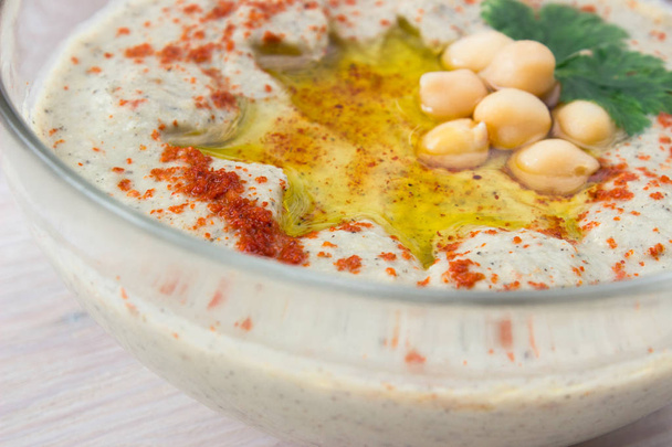 Крупный план миски сливочного хумуса с оливковым маслом
. - Фото, изображение