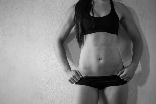torso of a female fitness model - Foto, Imagen