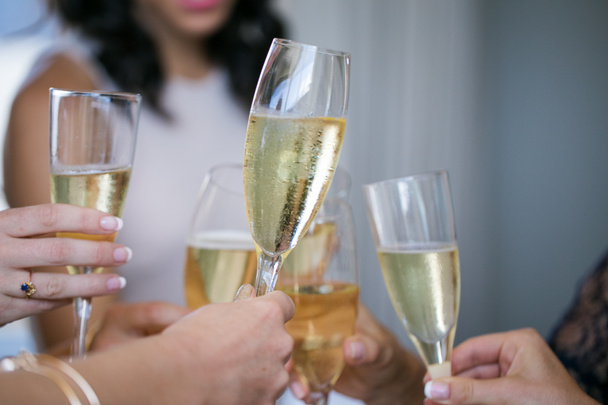 mensen juichen met champagne - Foto, afbeelding