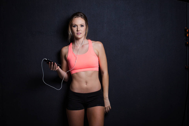 fitness model using smartphone - Foto, imagen