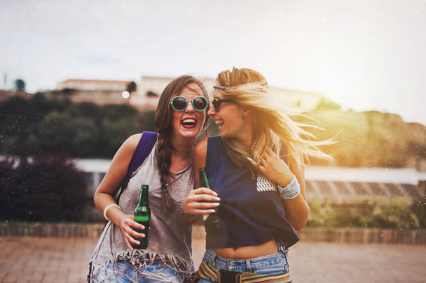 Тусовщицы наслаждаются летней свободой
 - Фото, изображение