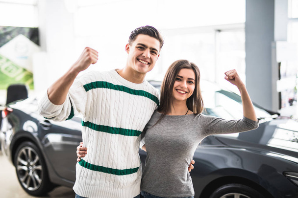 Innoissaan pari ostaa auton jälleenmyyjältä kädet ylhäällä
 - Valokuva, kuva