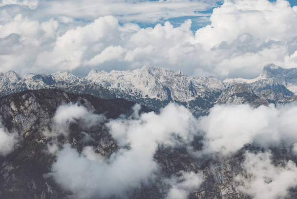 Cordilheira coberta de nuvens, Julian Alps, Eslovénia
 - Foto, Imagem