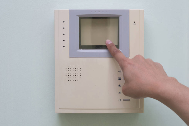 δάχτυλο που πιέζει το κουμπί εξοπλισμού ενδοεπικοινωνίας βίντεο - Φωτογραφία, εικόνα