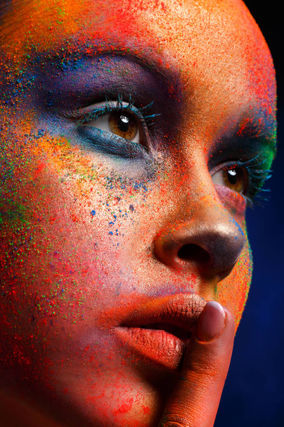 Modell művészet make-up pózol a sötét háttér - Fotó, kép