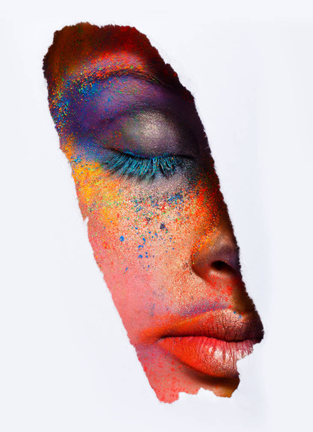 Visage du modèle avec maquillage d'art coloré, gros plan
 - Photo, image