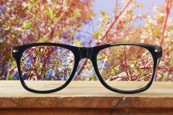 γυαλιά hipster σε ένα ξύλινο τραπέζι ρουστίκ - Φωτογραφία, εικόνα